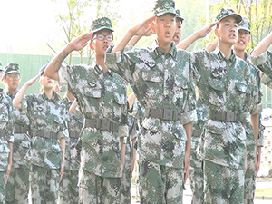 學校組織學生學習敬禮